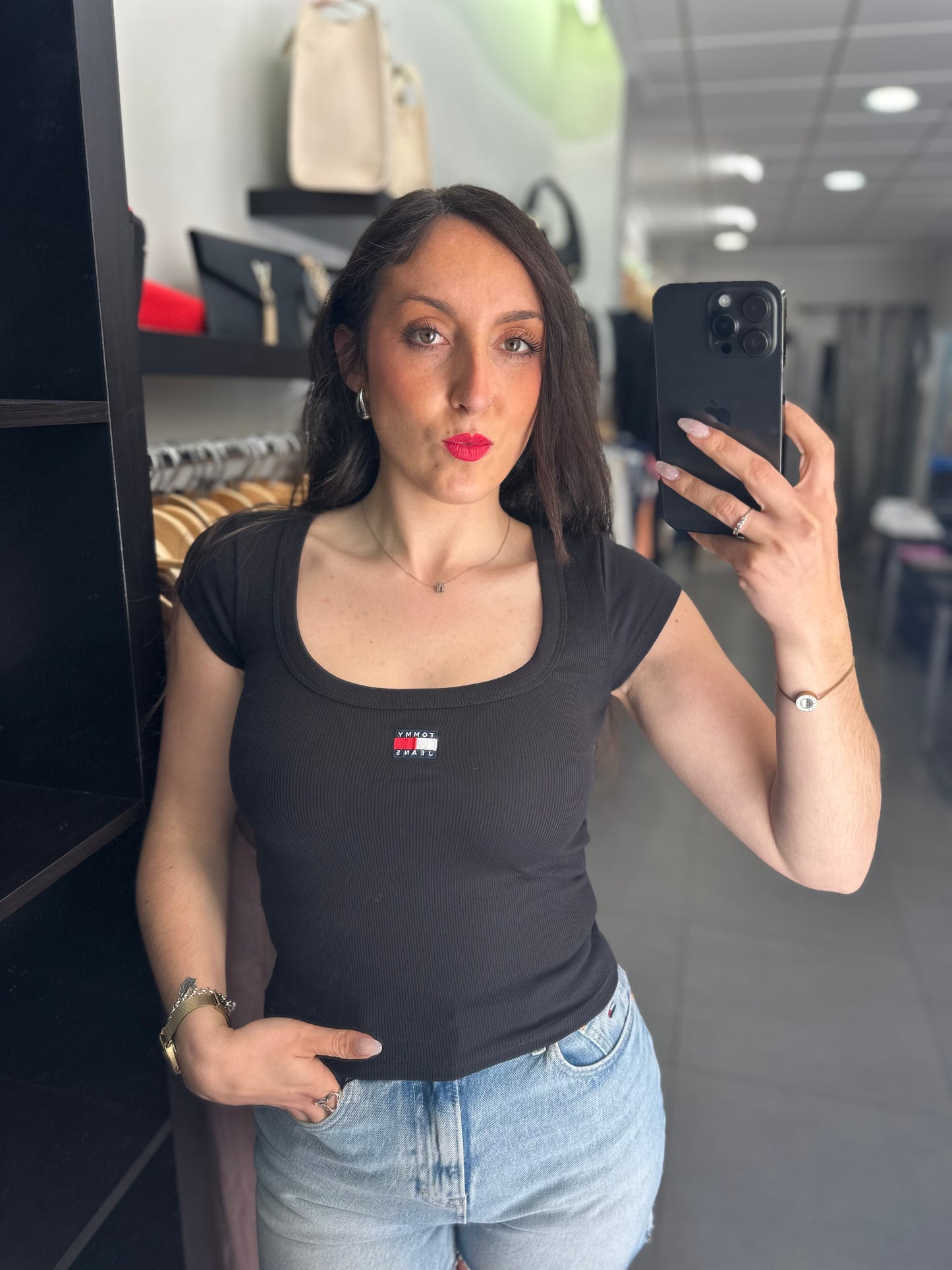 Camiseta Tommy canalé negra escote cuadrado