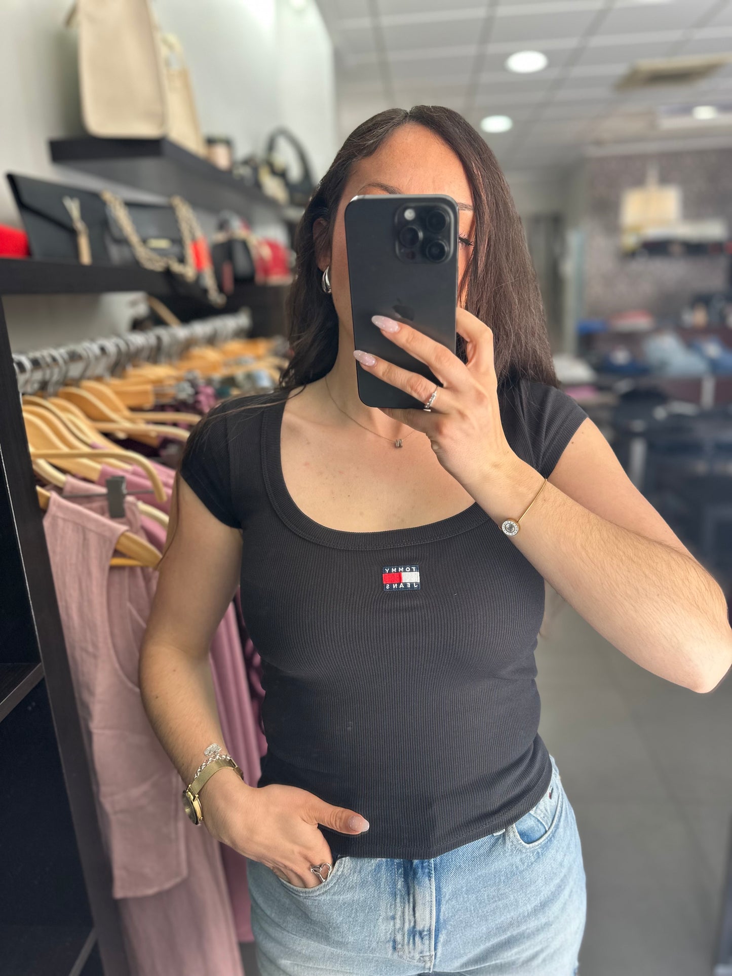 Camiseta Tommy canalé negra escote cuadrado