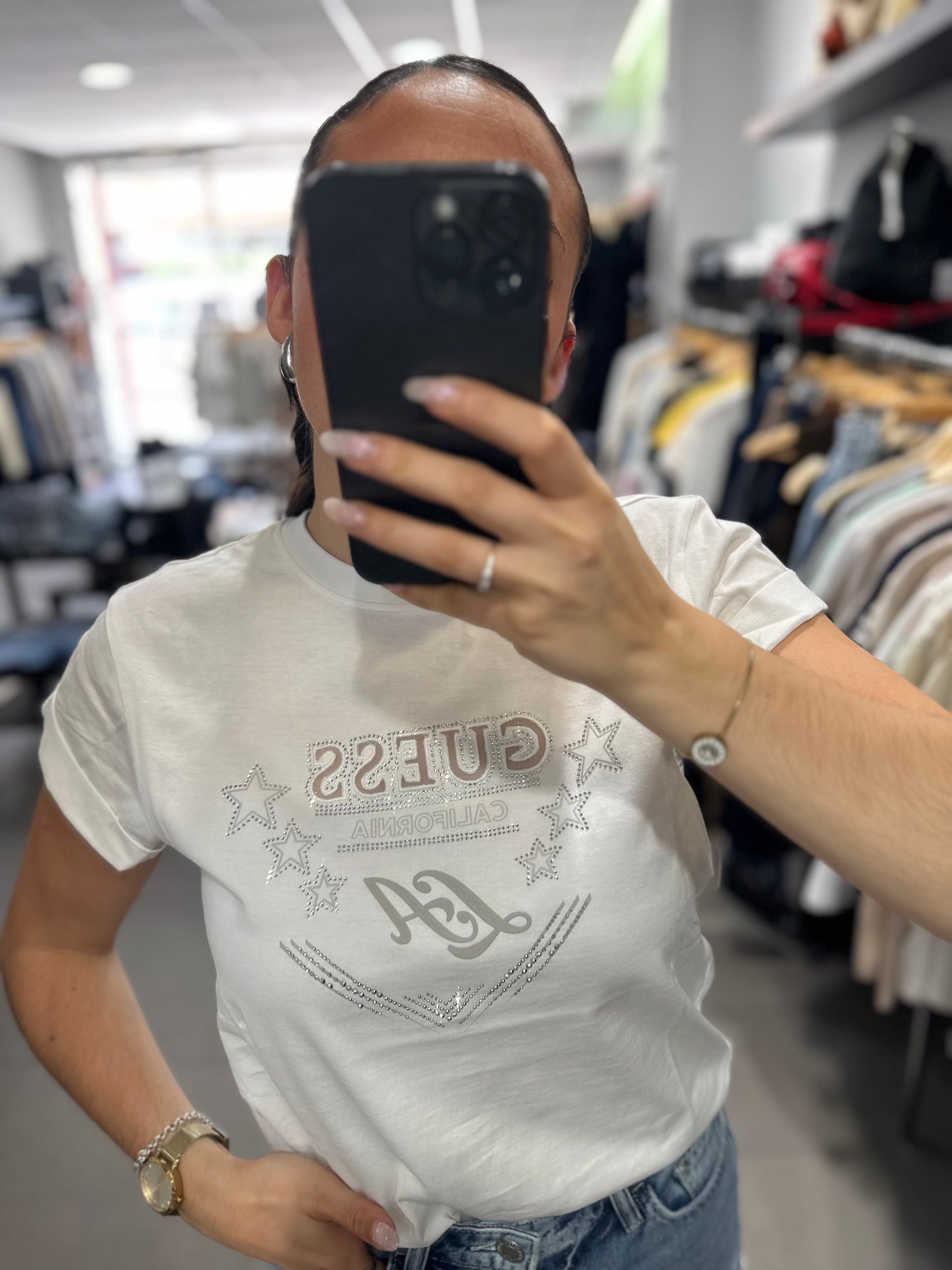 Camiseta Guess blanca cuadrada logo calado y estrellas brillo