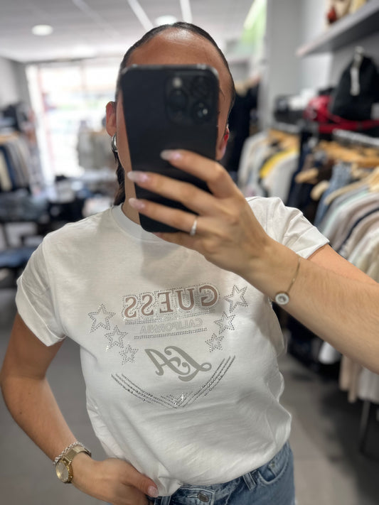Camiseta Guess blanca cuadrada logo calado y estrellas brillo
