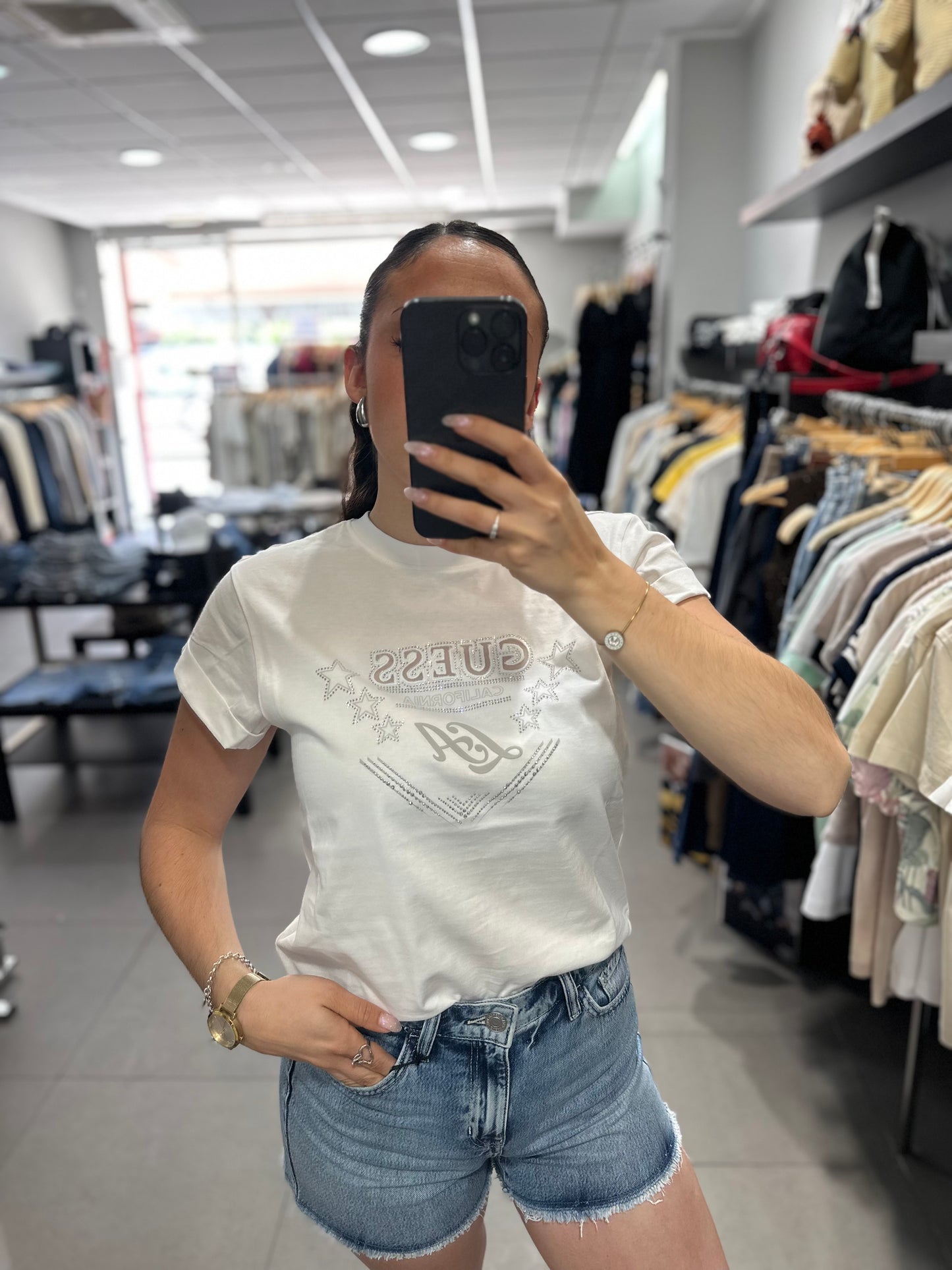 Camiseta Guess blanca cuadrada logo calado y estrellas brillo
