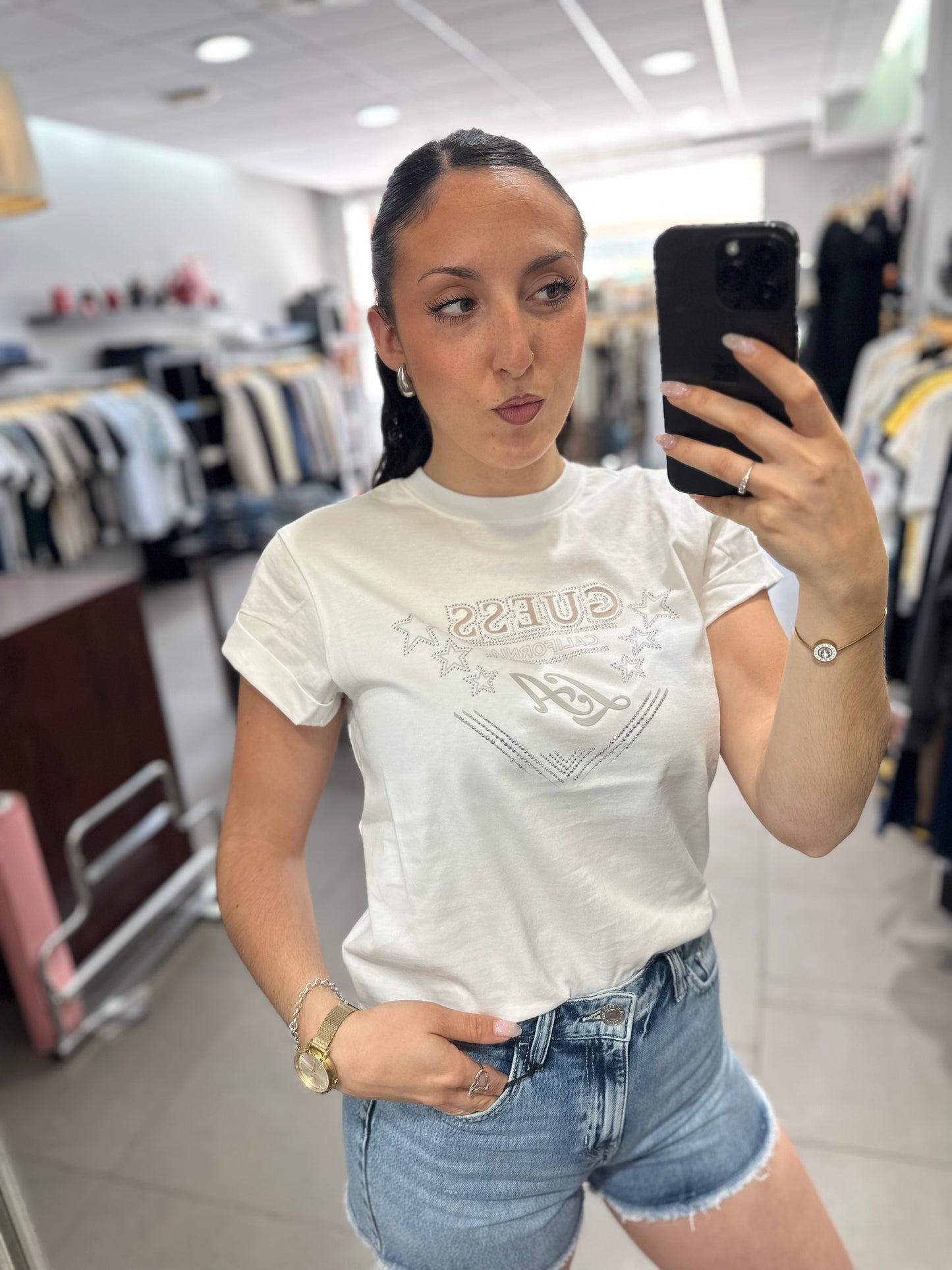 Camiseta Guess blanca cuadrada logo calado y estrellas brillo
