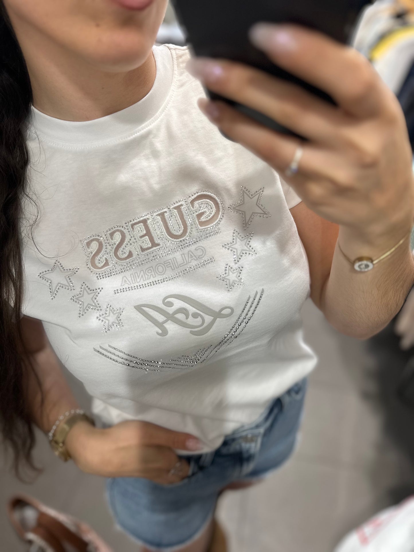 Camiseta Guess blanca cuadrada logo calado y estrellas brillo