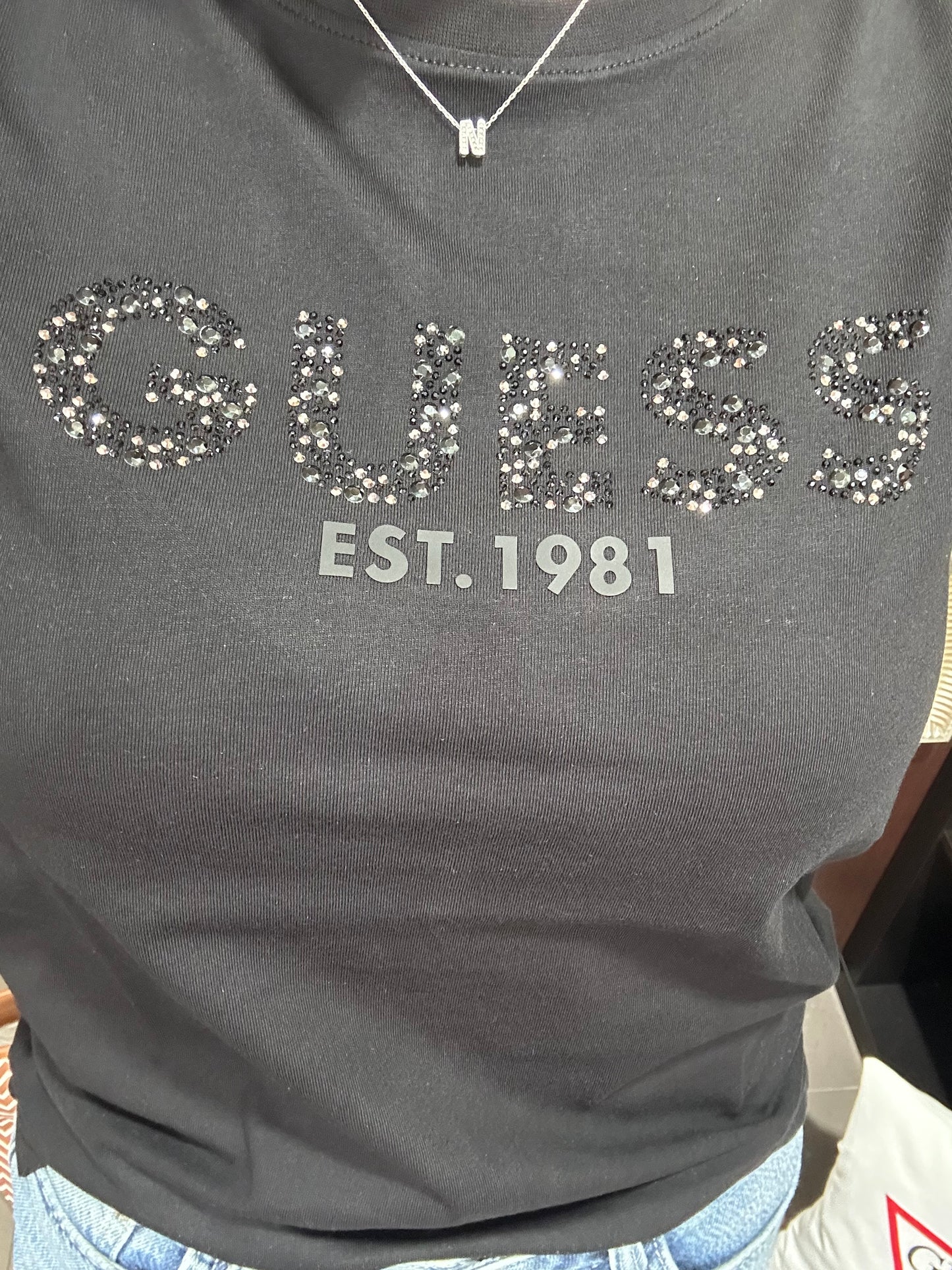 Camiseta Guess logo brillo negro