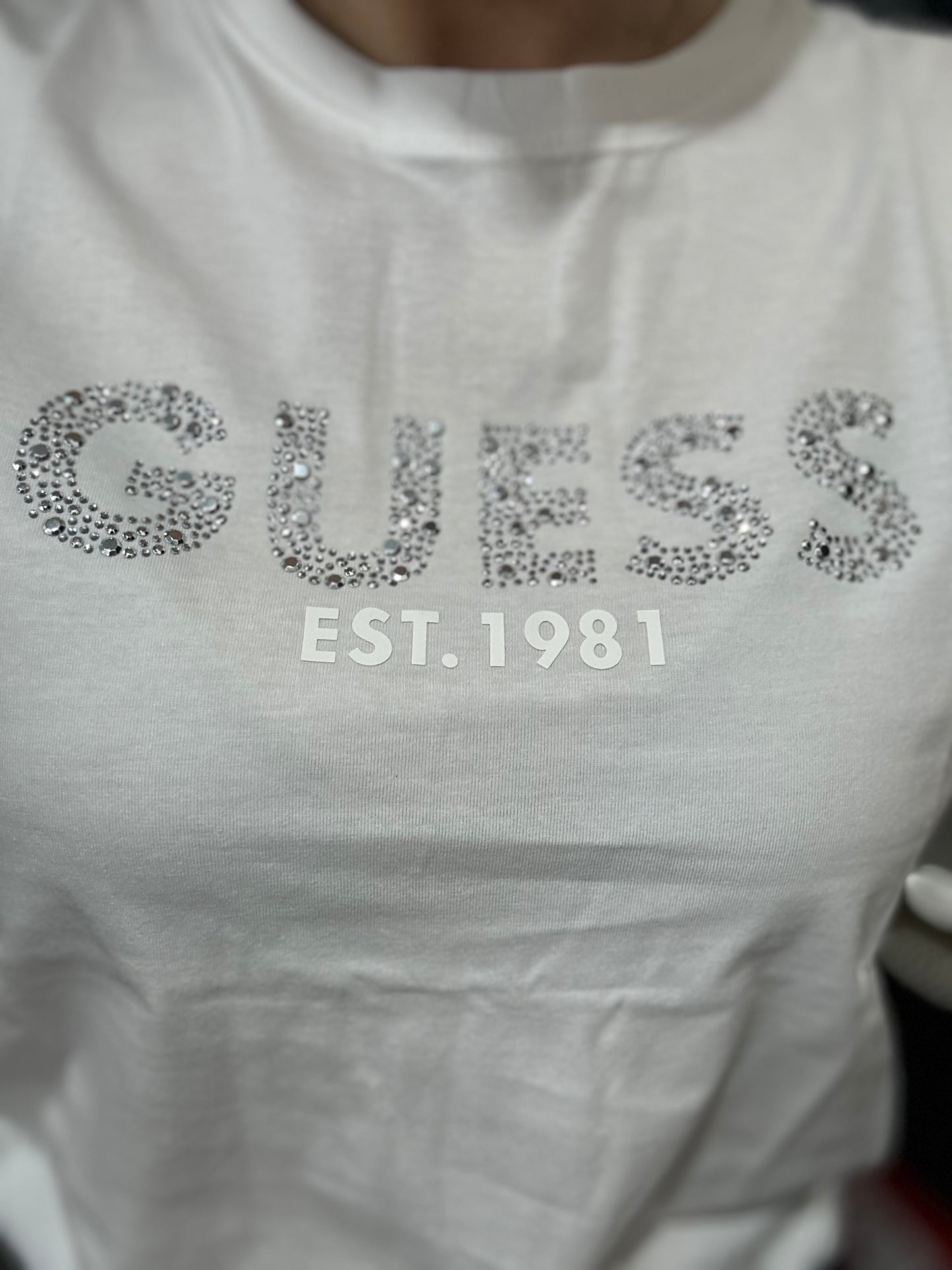 Camiseta Guess blanca logo brillo