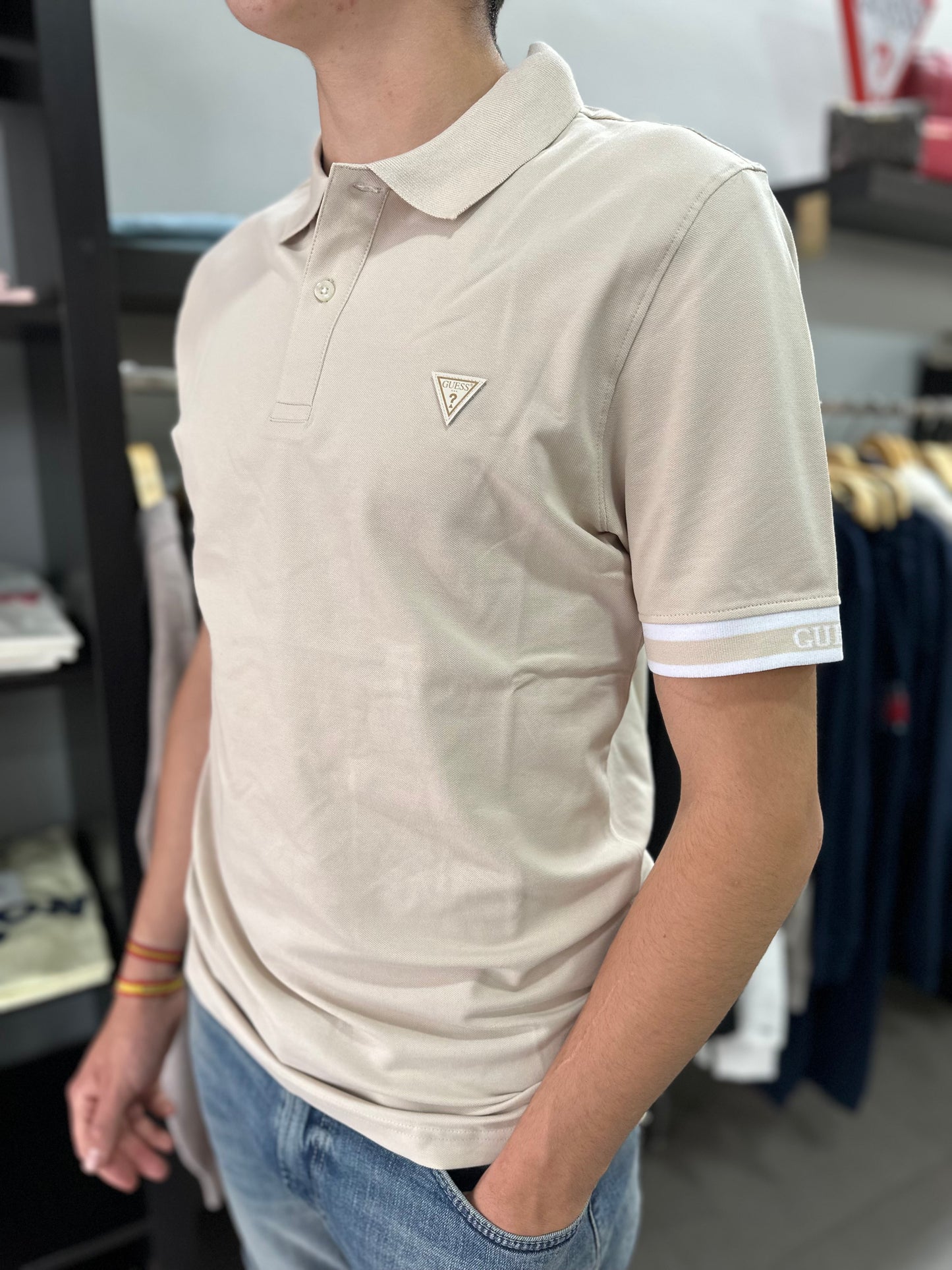 POLO GUESS BEIGE CON LOGO EN LA MANGA