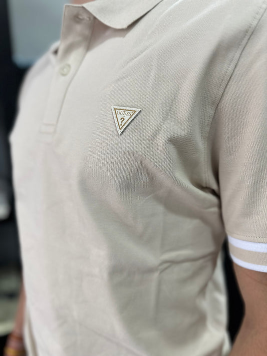 POLO GUESS BEIGE CON LOGO EN LA MANGA