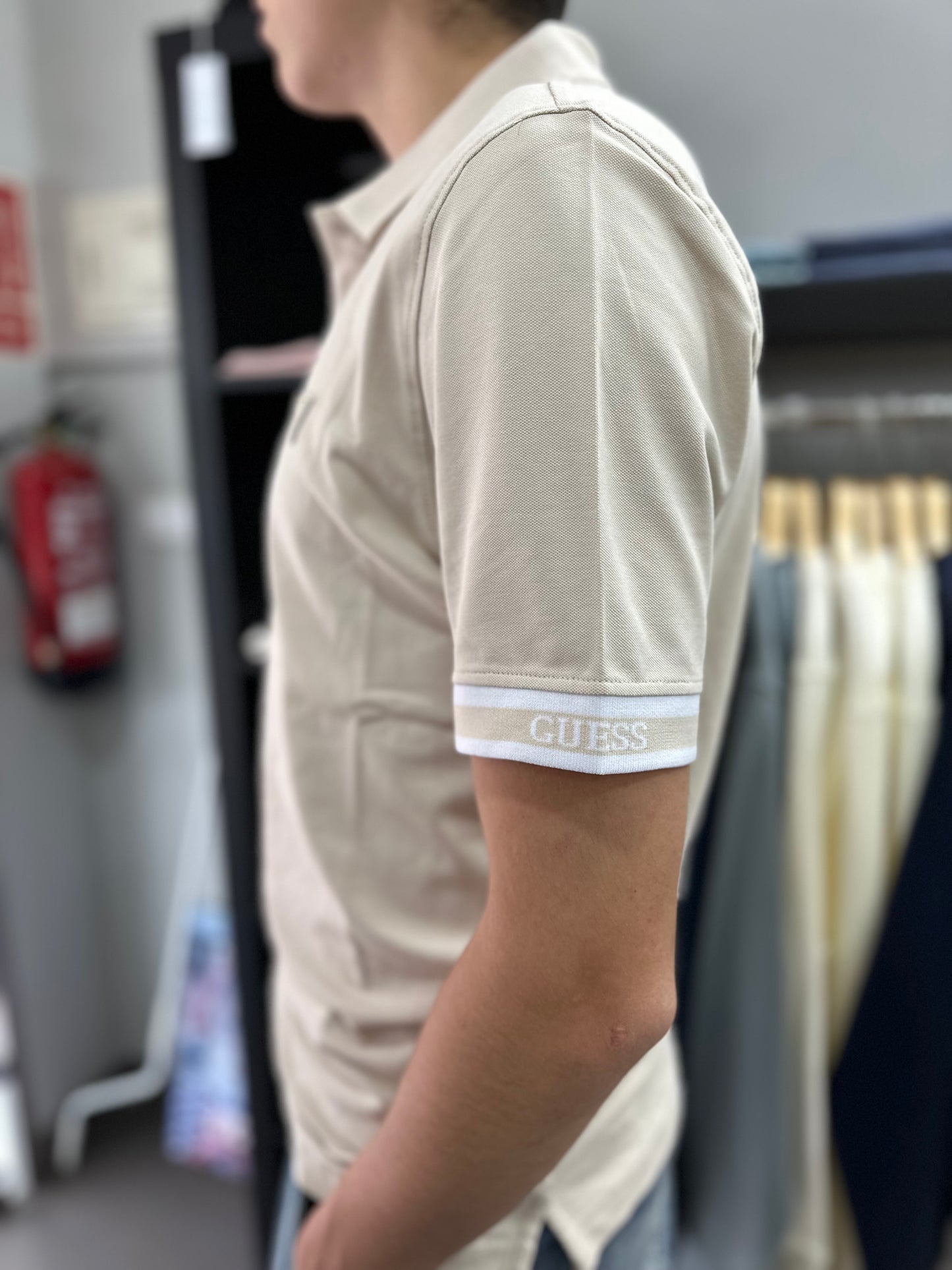 POLO GUESS BEIGE CON LOGO EN LA MANGA