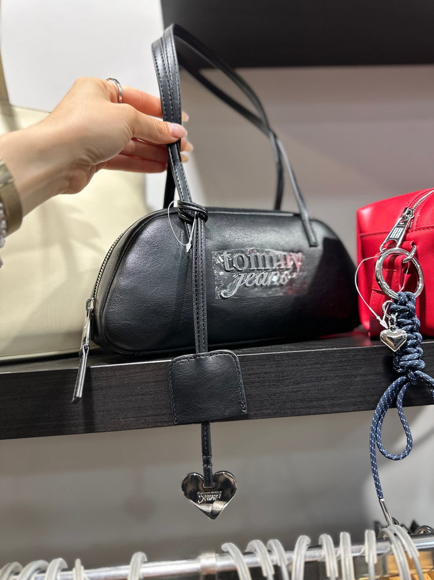 BOLSO TOMMY NEGRO HOMBRO CON CHARM CORAZÓN