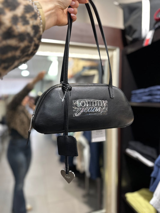 BOLSO TOMMY NEGRO HOMBRO CON CHARM CORAZÓN