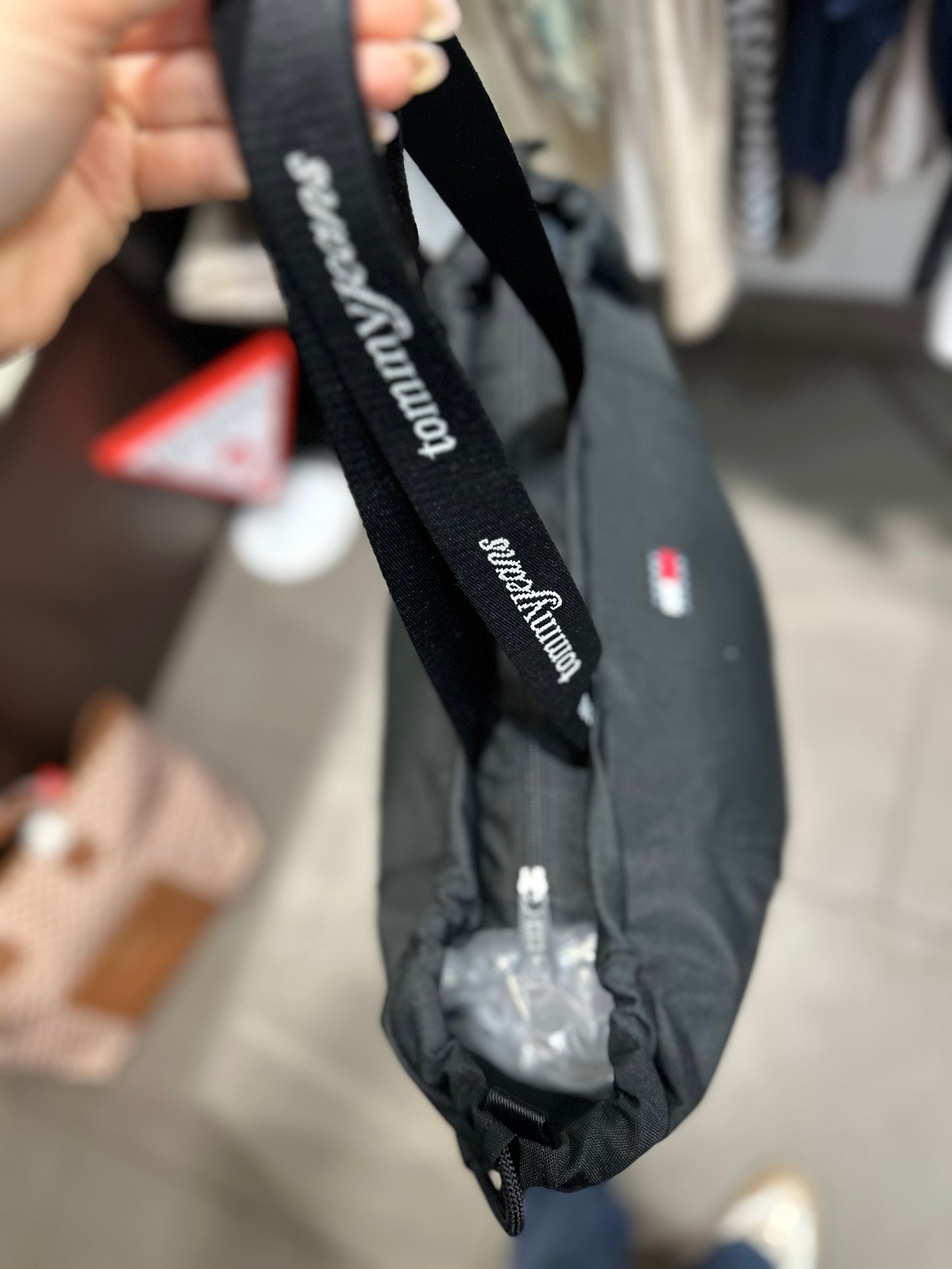BOLSO TOMMY GRANDE NYLON NEGRO