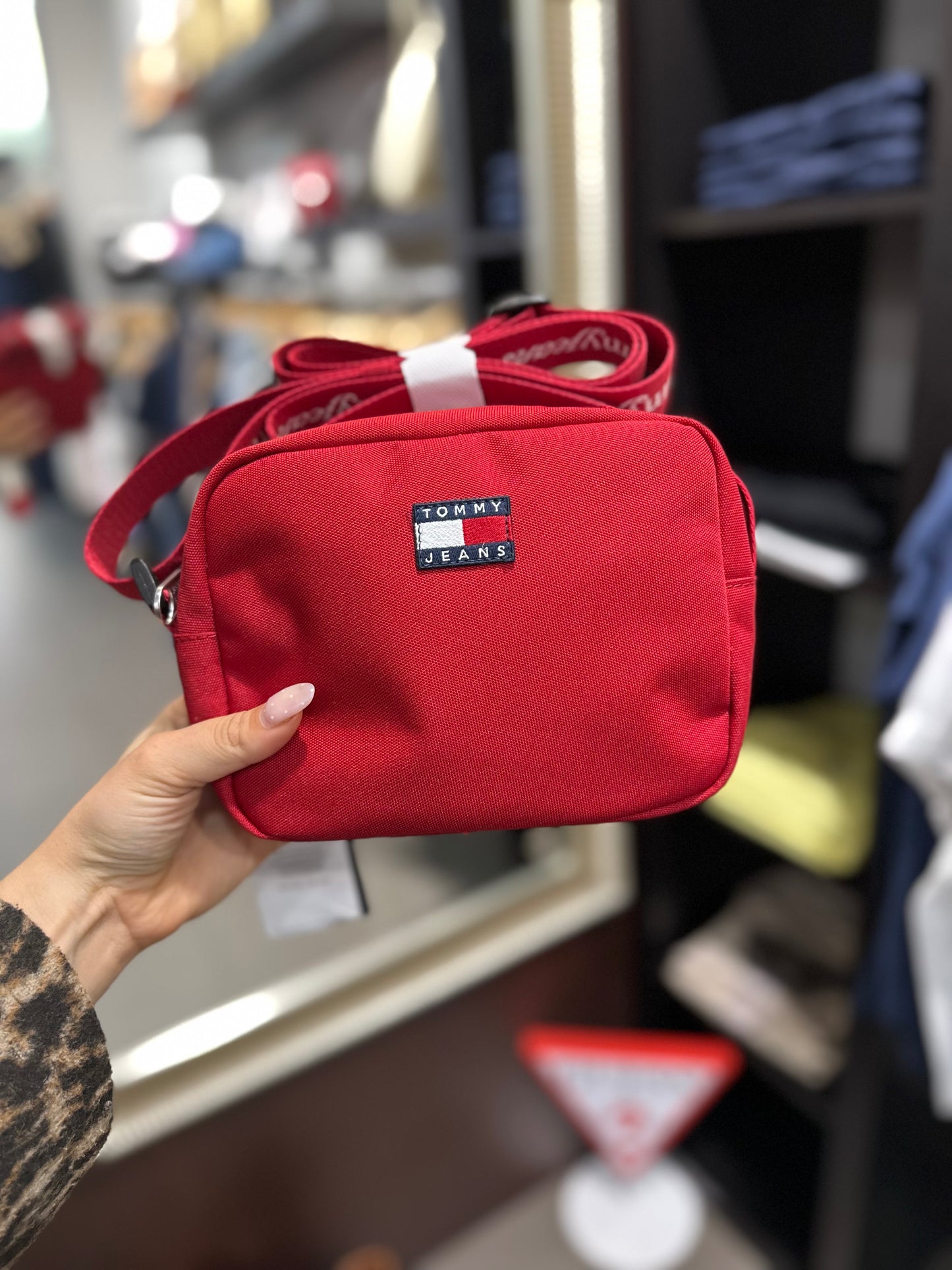 BOLSO BANDOLERA TOMMY NYLON ROJO CEREZA
