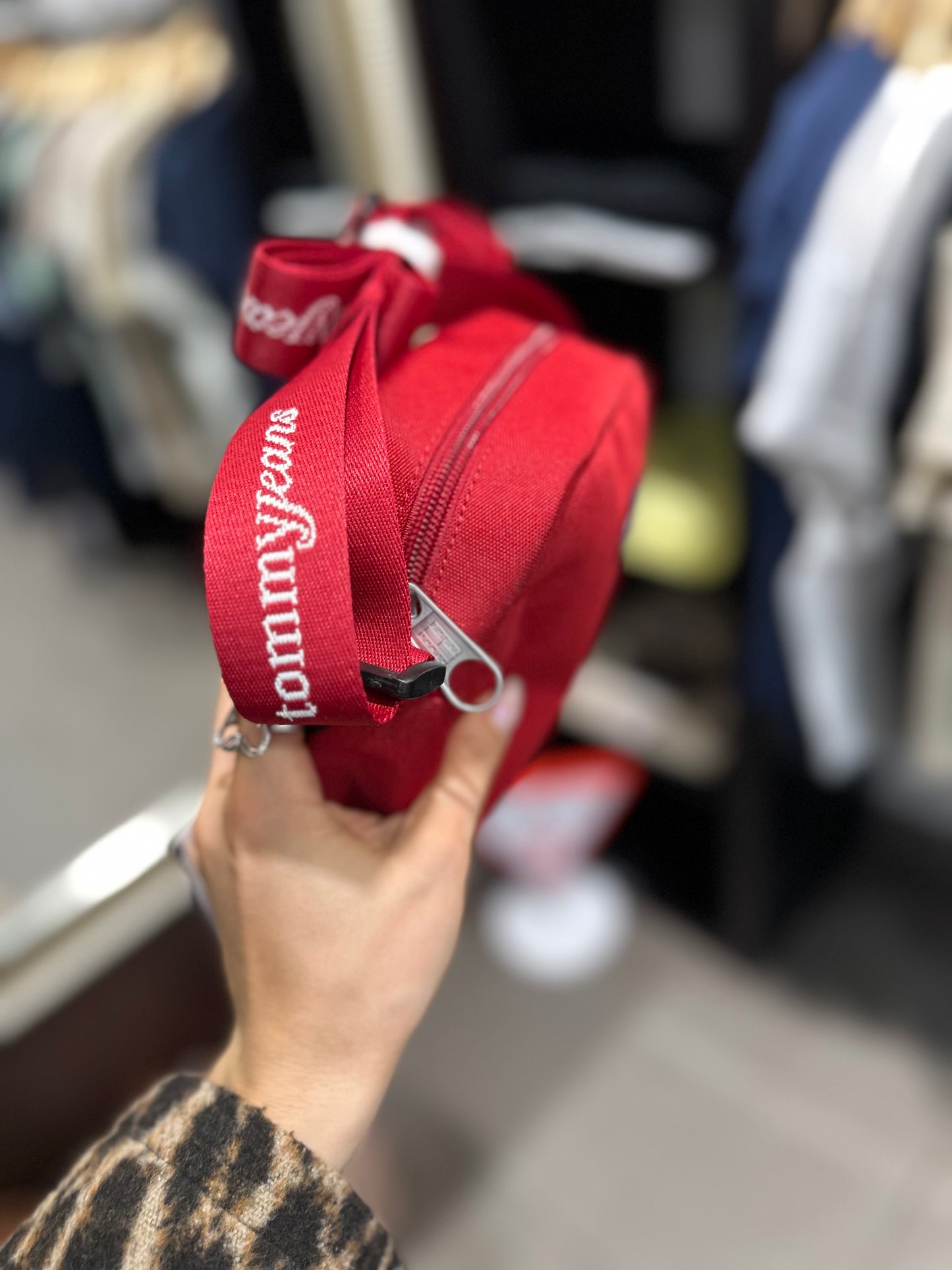 BOLSO BANDOLERA TOMMY NYLON ROJO CEREZA