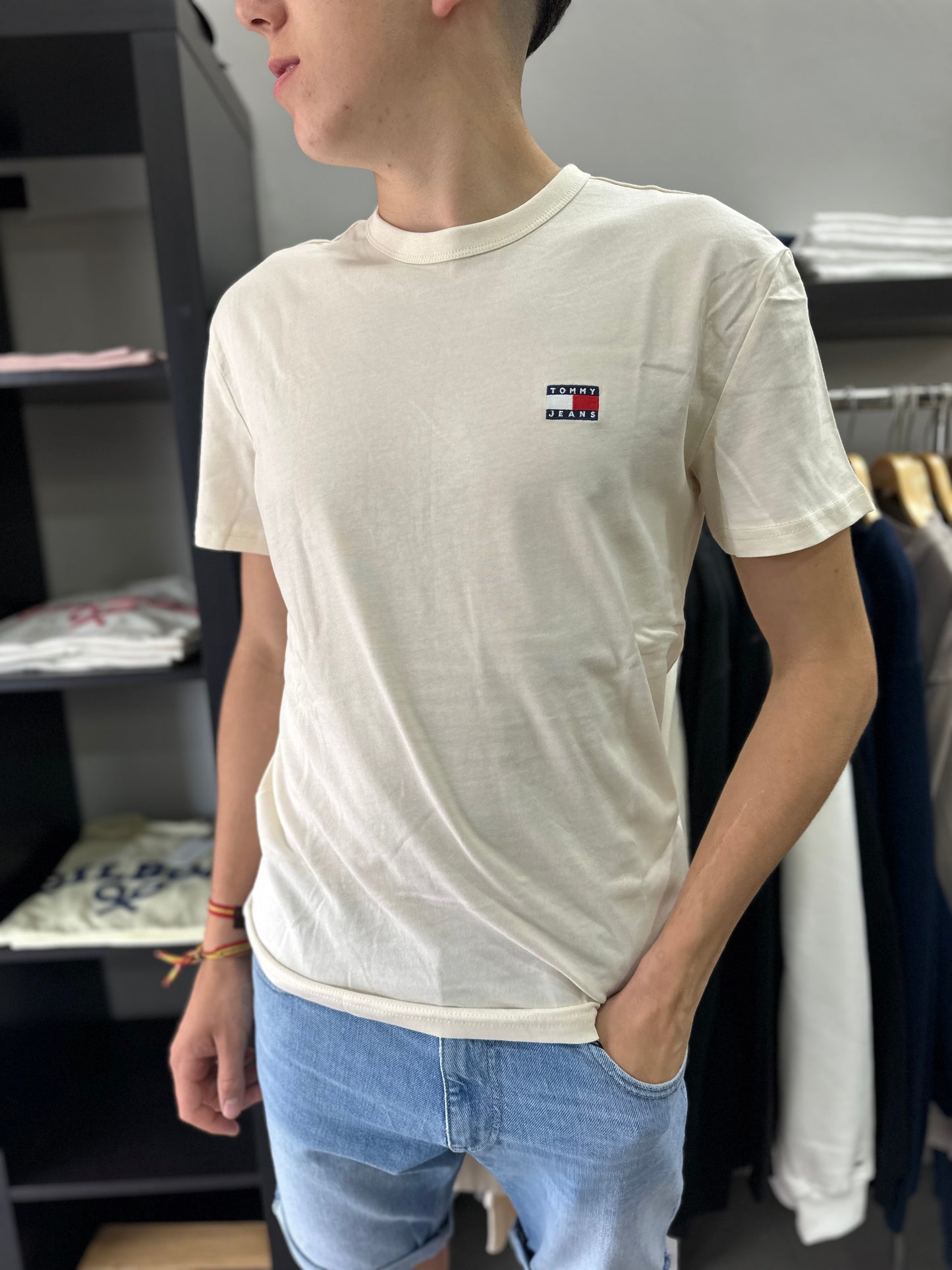 CAMISETA TOMMY CREMA LOGO BORDADO