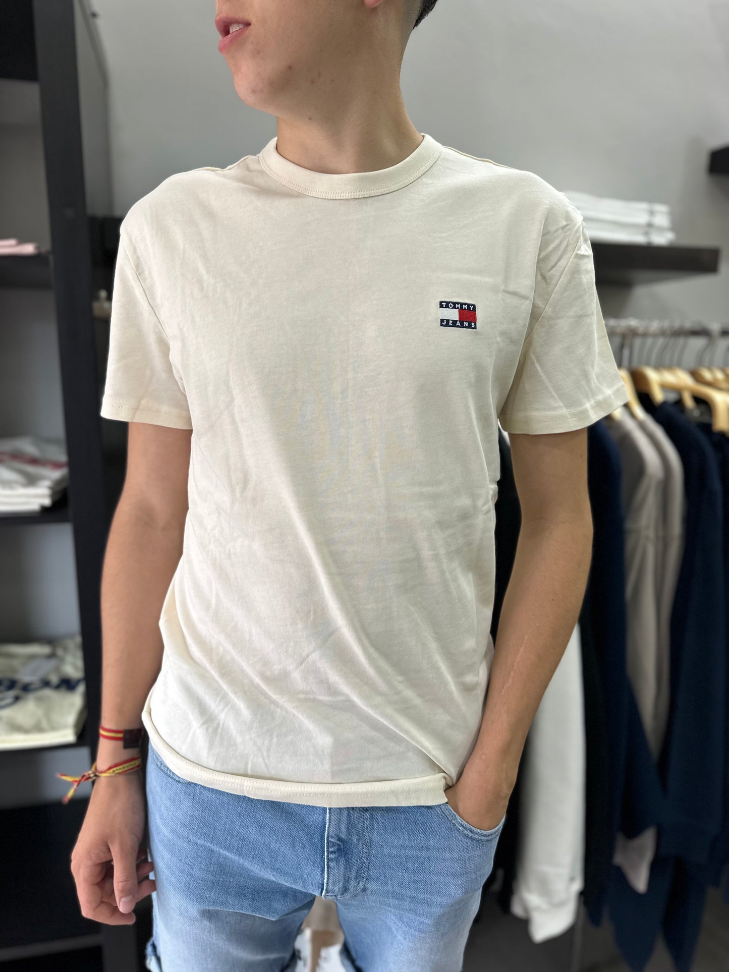 CAMISETA TOMMY CREMA LOGO BORDADO