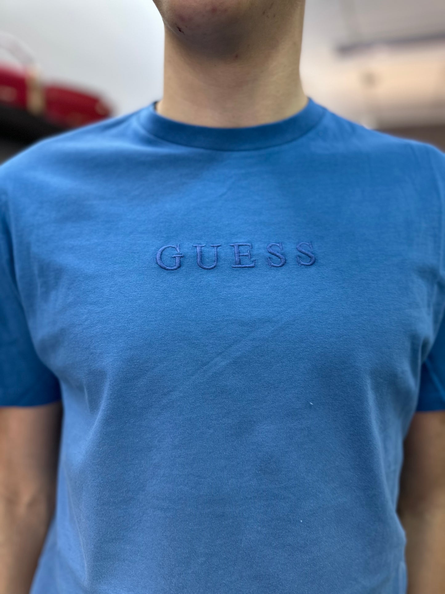 CAMISETA GUESS AZUL DEGRADADA LOGO BORDADO