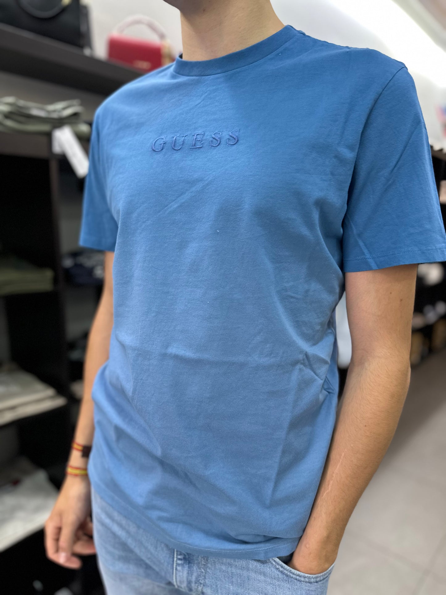 CAMISETA GUESS AZUL DEGRADADA LOGO BORDADO