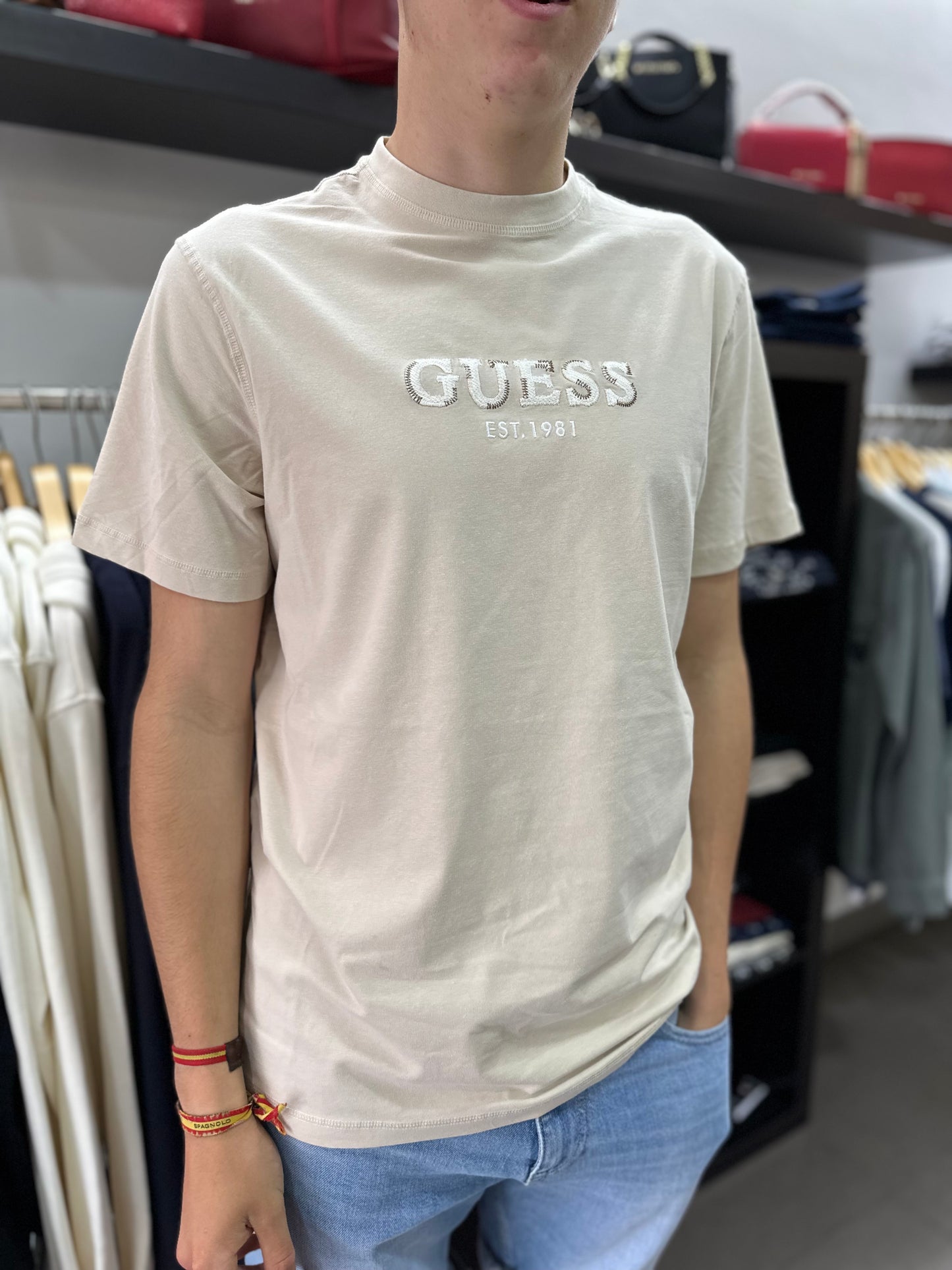 CAMISETA GUESS BEIGE LOGO BORDADO
