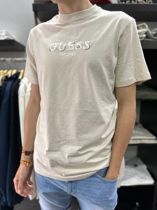 CAMISETA GUESS BEIGE LOGO BORDADO