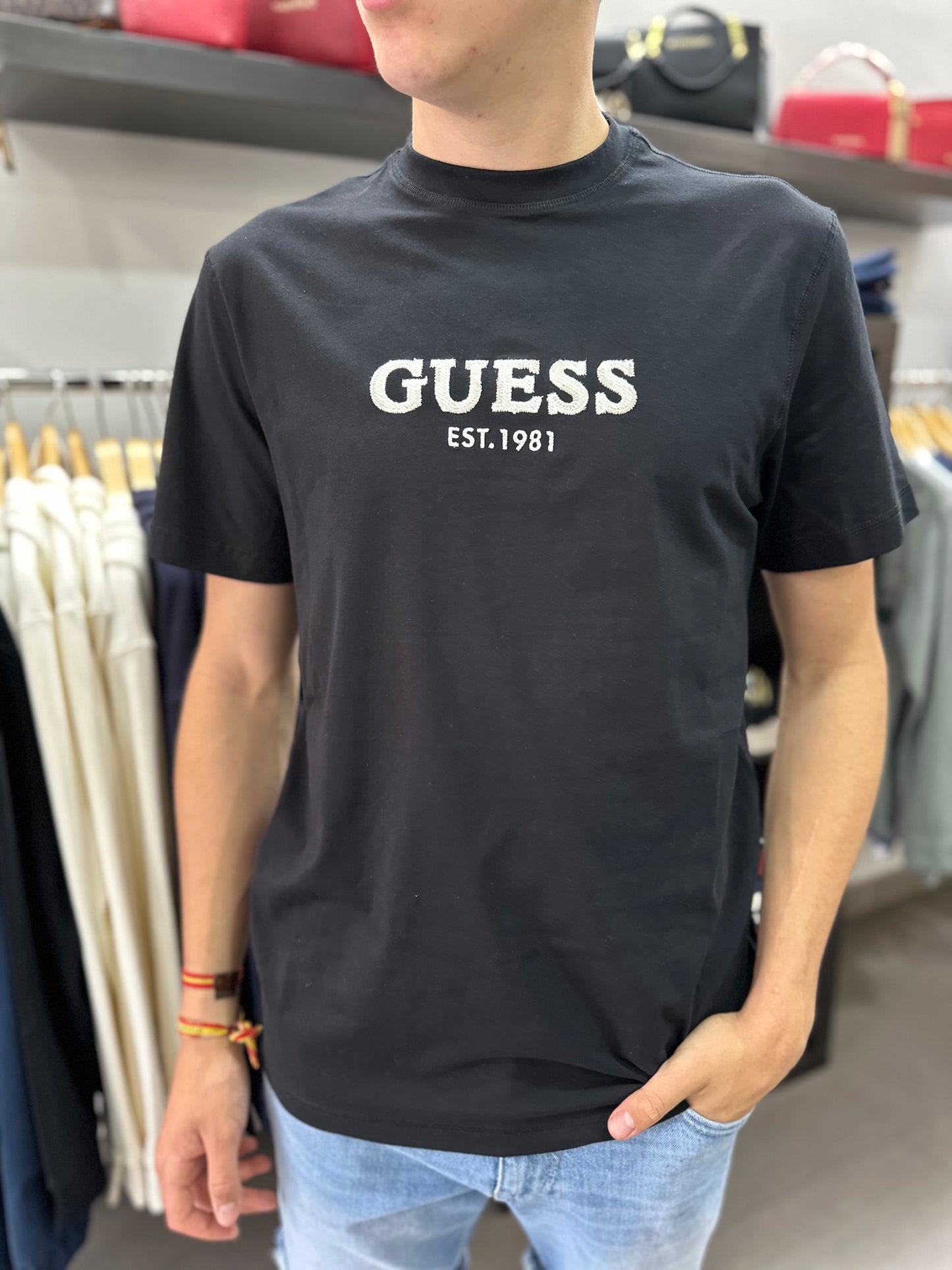 CAMISETA GUESS NEGRA LOGO BORDADO BEIGE
