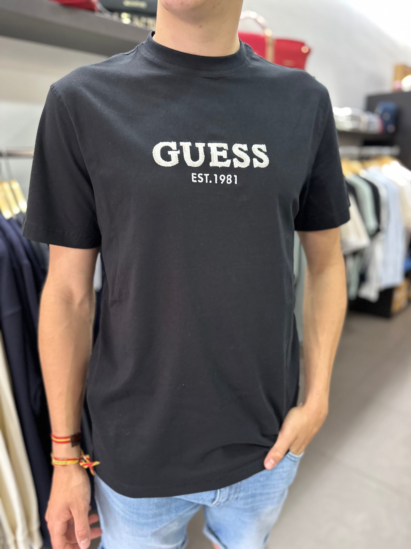 CAMISETA GUESS NEGRA LOGO BORDADO BEIGE