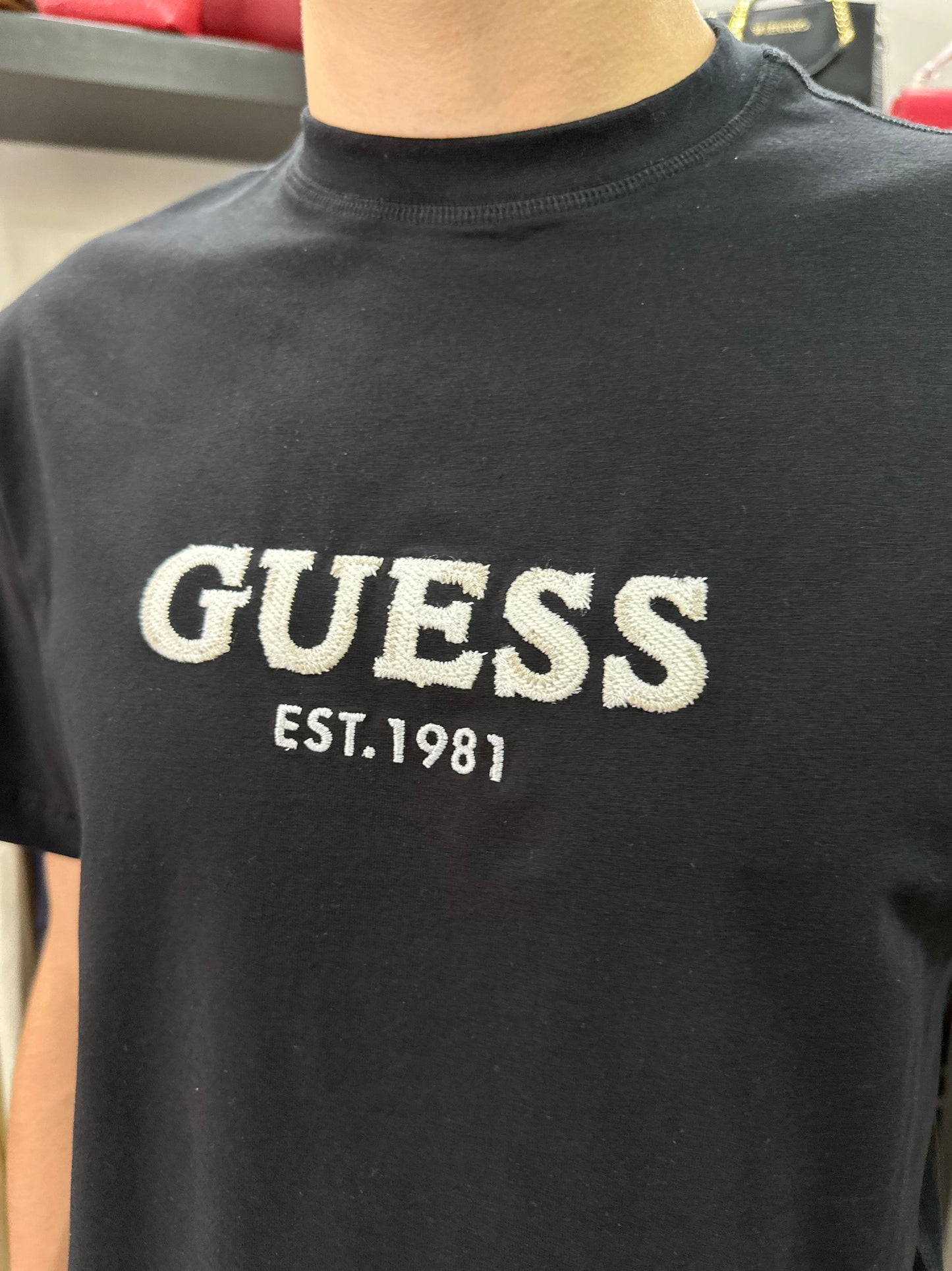 CAMISETA GUESS NEGRA LOGO BORDADO BEIGE