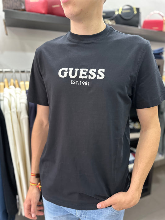 CAMISETA GUESS NEGRA LOGO BORDADO BEIGE