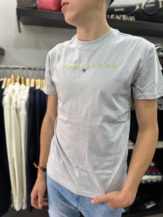 CAMISETA TOMMY GRIS LOGO BORDADO AMARILLO