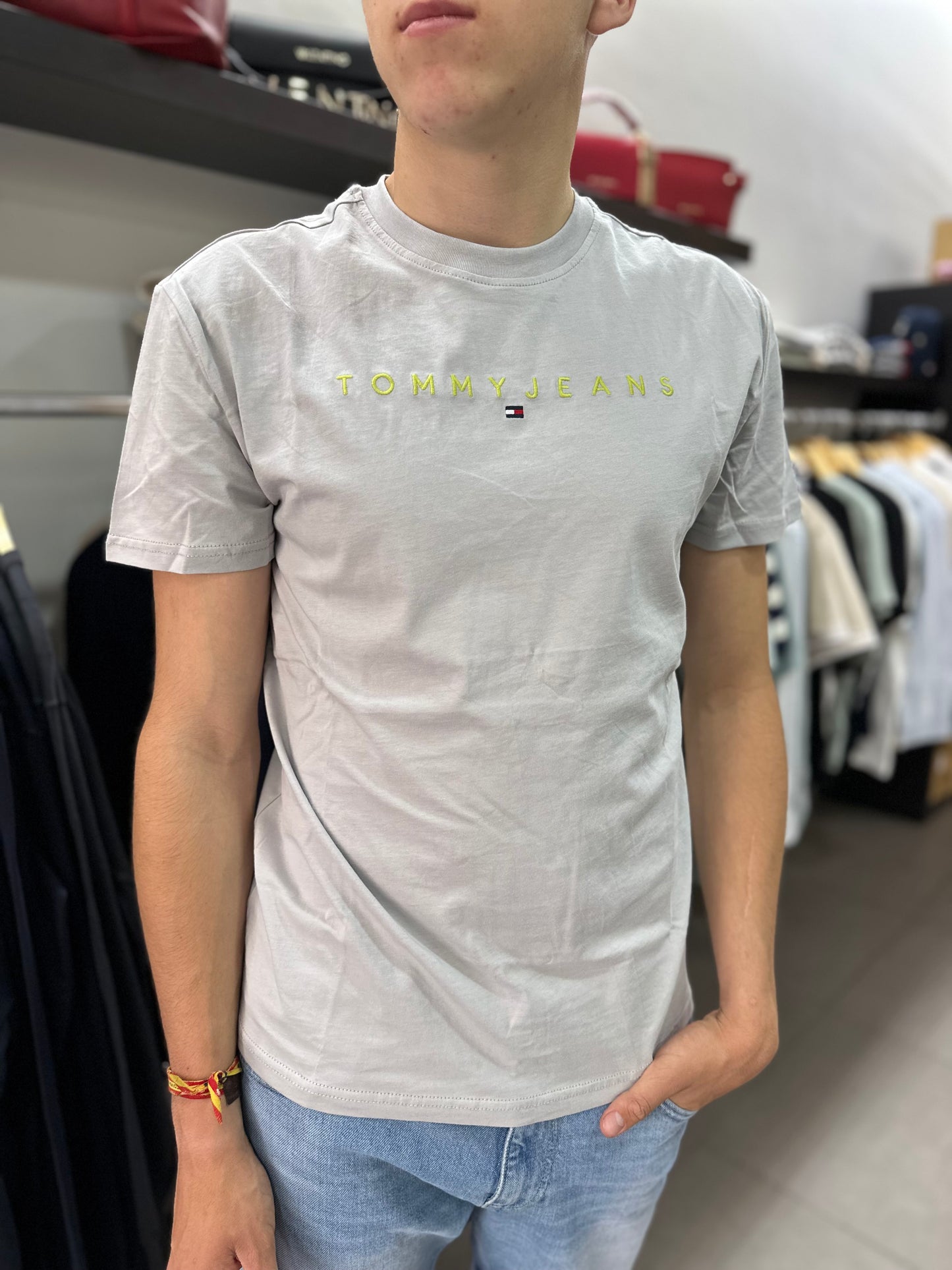 CAMISETA TOMMY GRIS LOGO BORDADO AMARILLO