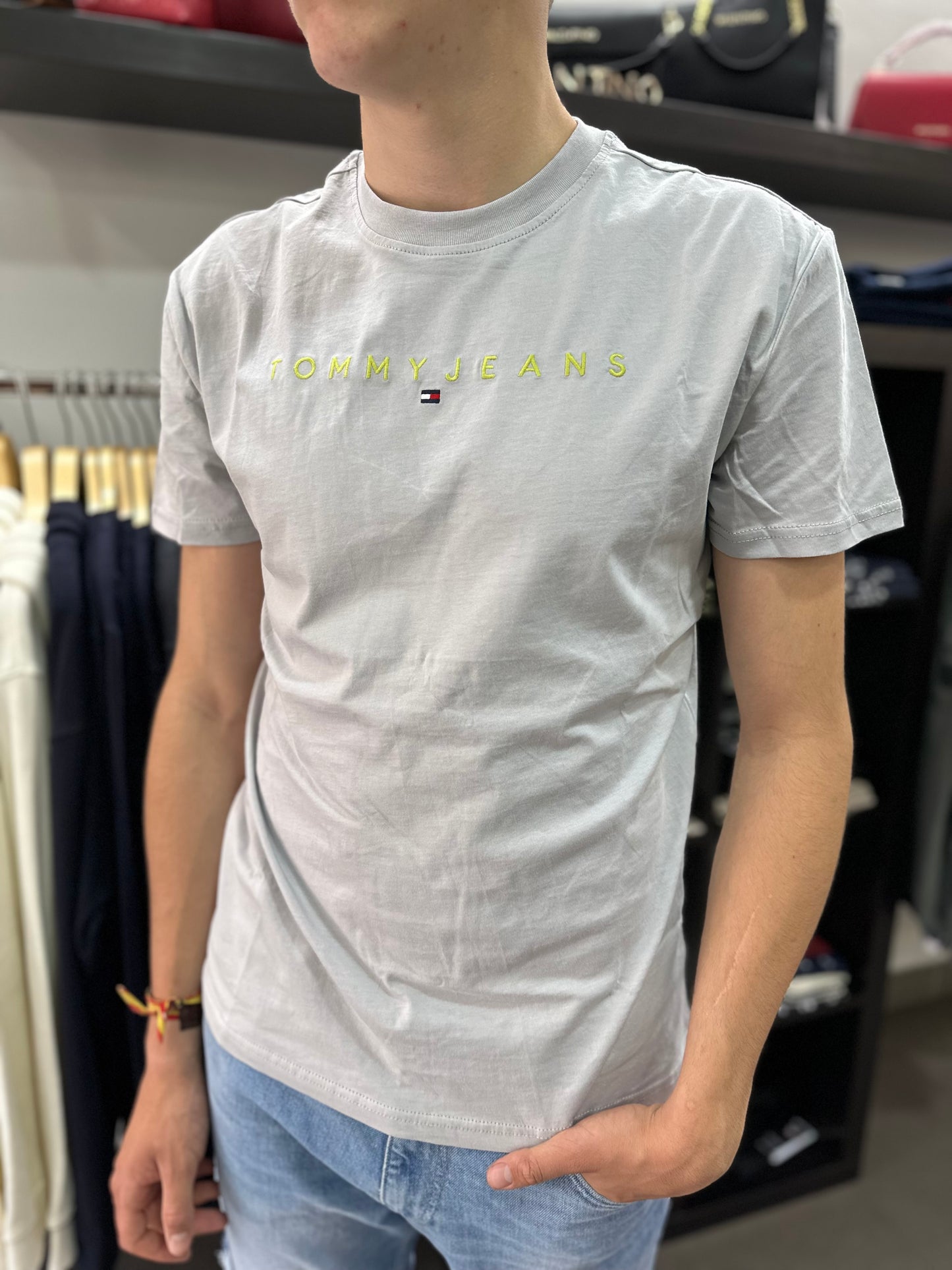 CAMISETA TOMMY GRIS LOGO BORDADO AMARILLO