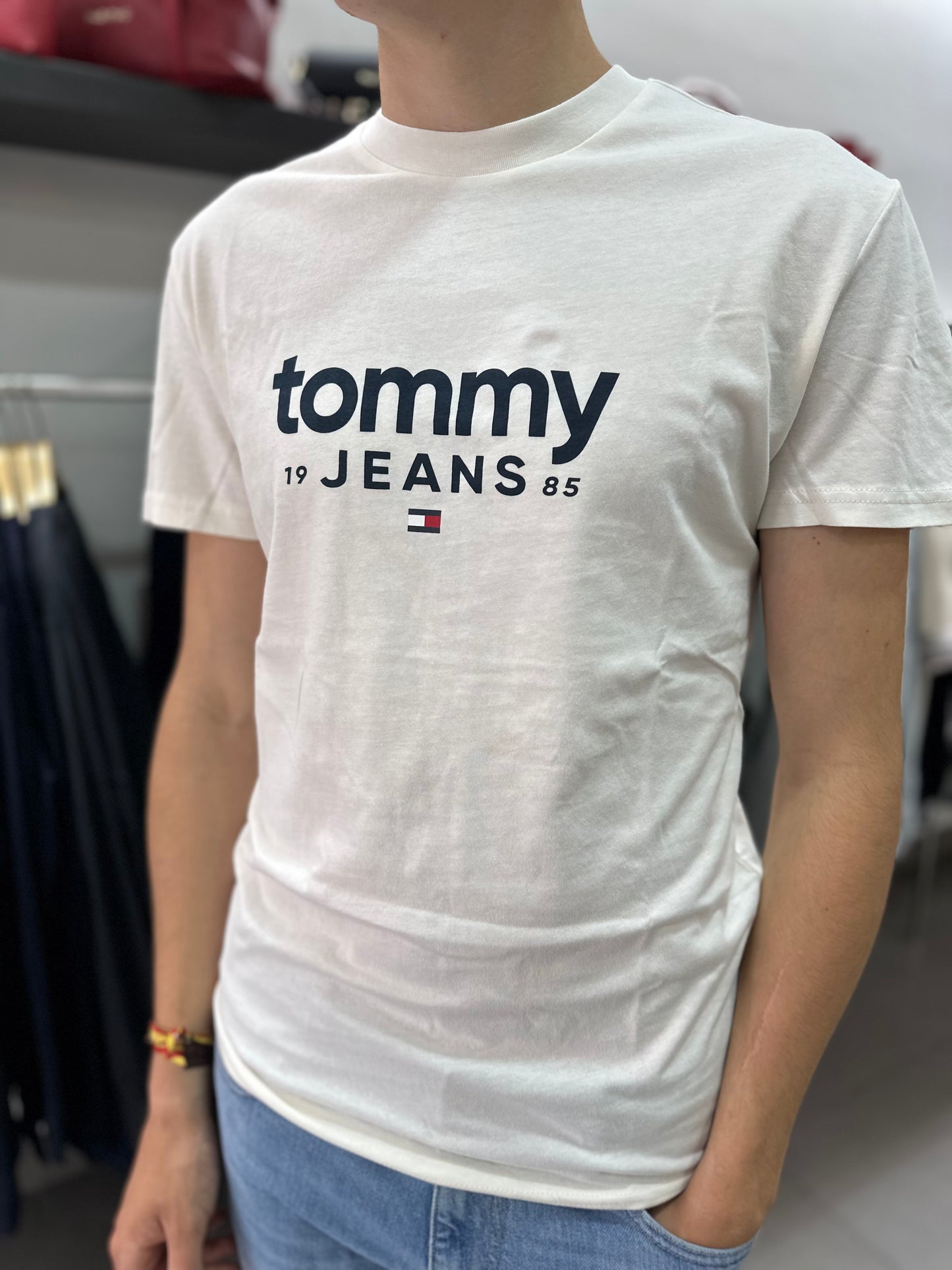 CAMISETA TOMMY BLANCO ROTO LOGO NUEVO MARINO