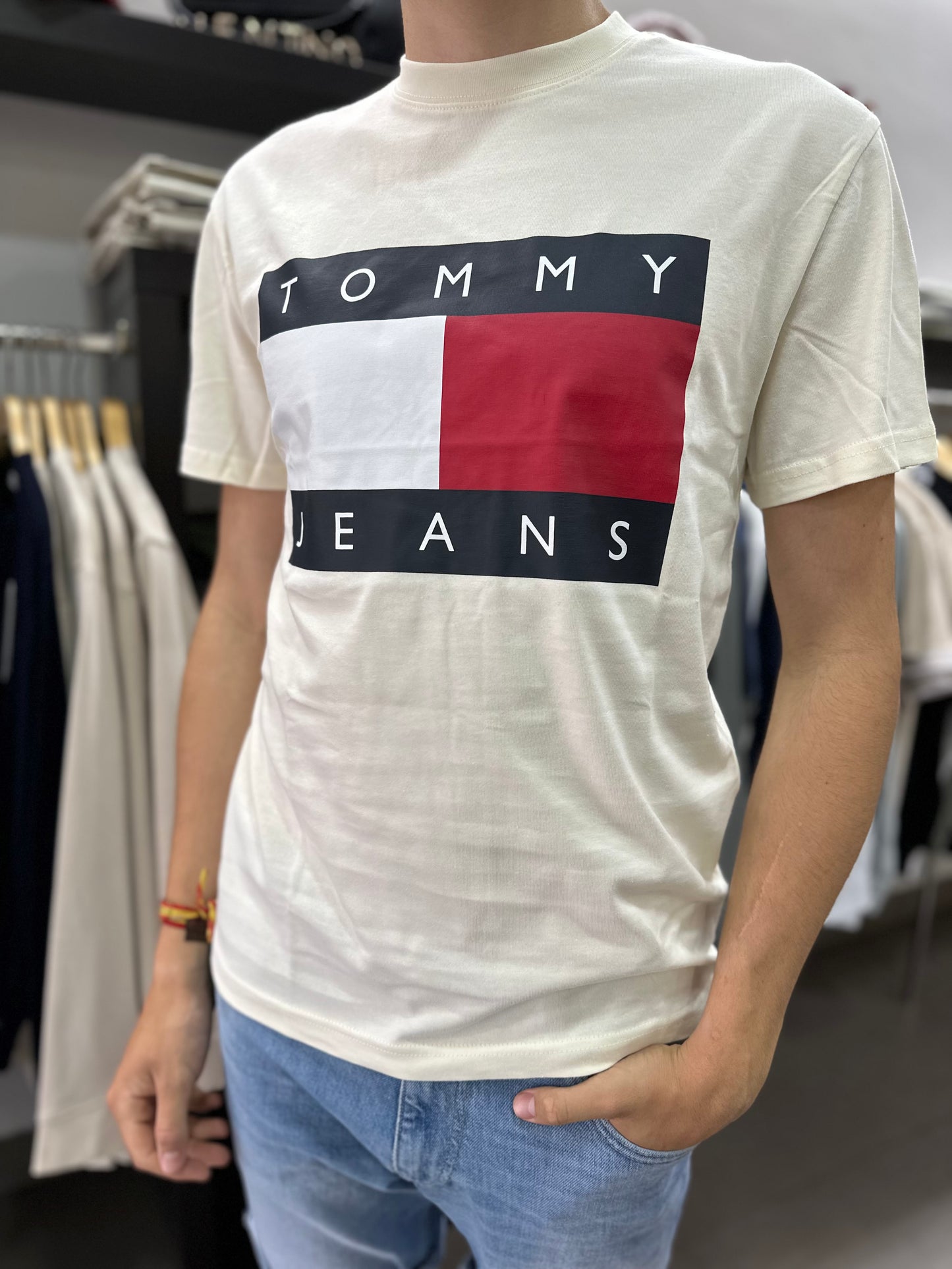 CAMISETA TOMMY CREMA LOGO BANDERA GRANDE