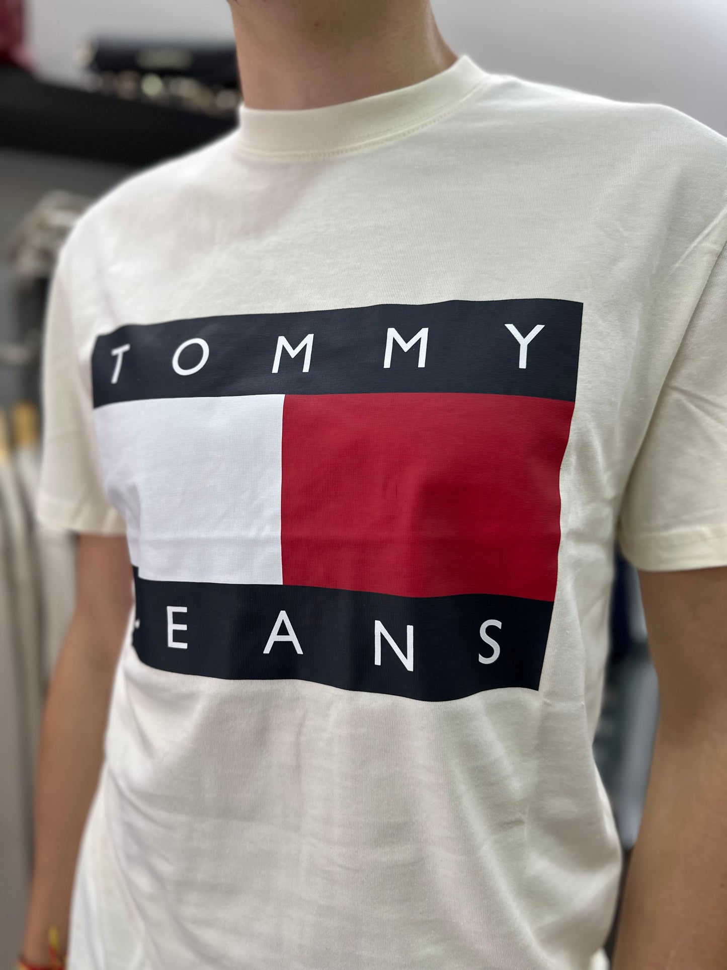 CAMISETA TOMMY CREMA LOGO BANDERA GRANDE
