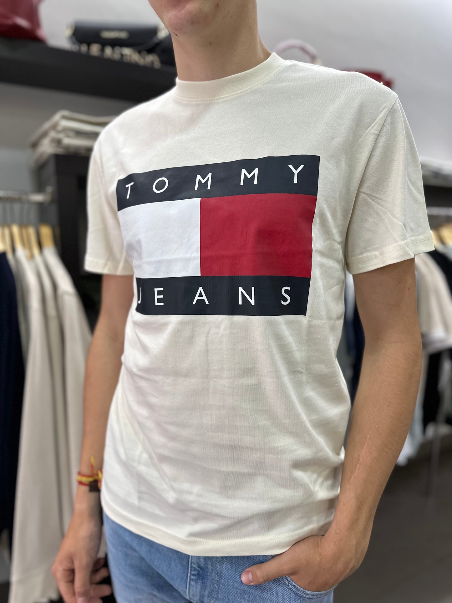 CAMISETA TOMMY CREMA LOGO BANDERA GRANDE