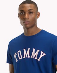 CAMISETA TOMMY JEANS MANGA CORTA AZUL CON LOGO BLANCO Y ROJO HOMBRE