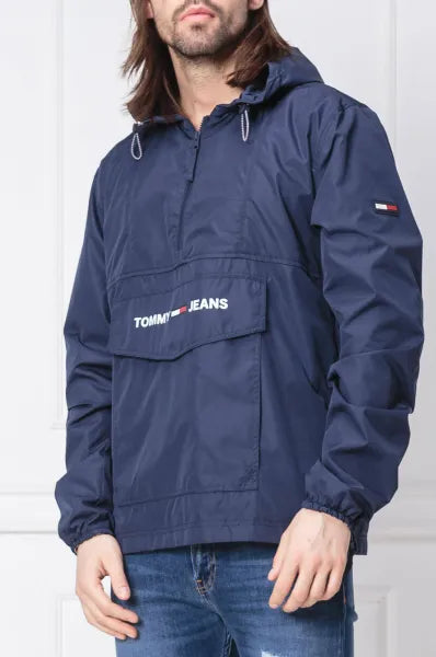 CORTAVIENTOS TOMMY JEANS AZUL MARINO CON CAPUCHA Y CREMALLERA LOGO EN BOLSILLO DELANTERO HOMBRE